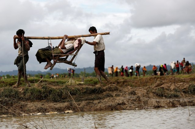 Pria pengungsi Rohingya ditandu. (Foto: REUTERS/Mohammad Ponir Hossain)