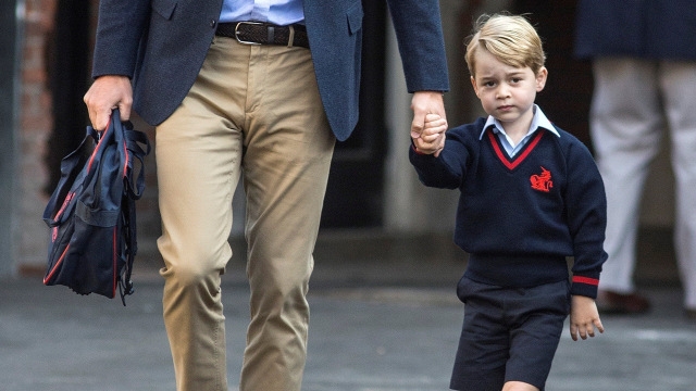 Hari Pertama Pangeran George Masuk Sekolah (Foto: REUTERS/Richard Pohle)