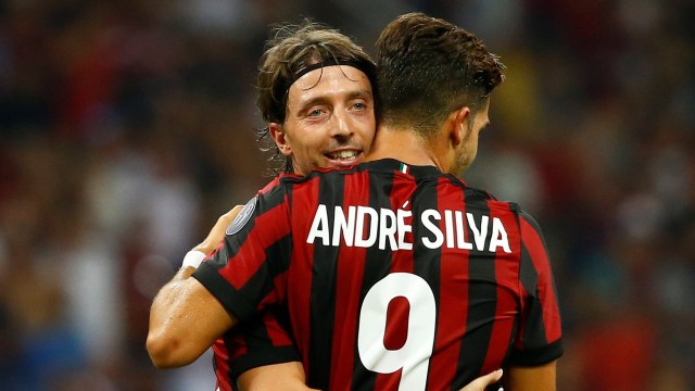 Montolivo dan Andre Silva di laga Liga Europa. (Foto: Reuters/Stefano Rellandini)