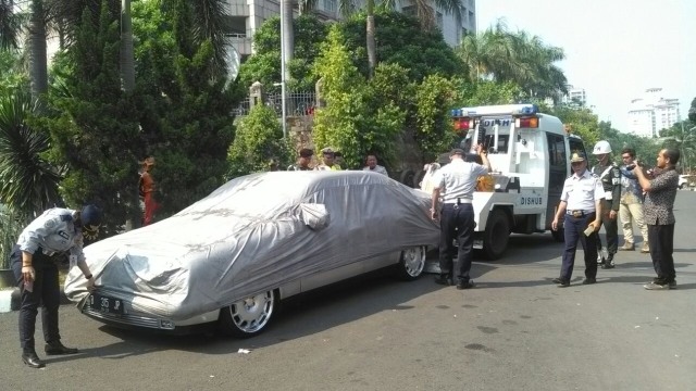 Mercy diderek petugas Sudinhub Jaksel (Foto: Dok Dishub Jaksel)