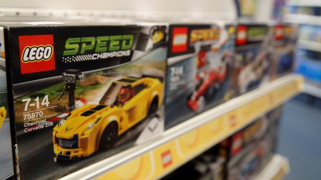 Produk Lego di sebuah toko mainan (Foto: REUTERS/Wolfgang Rattay)