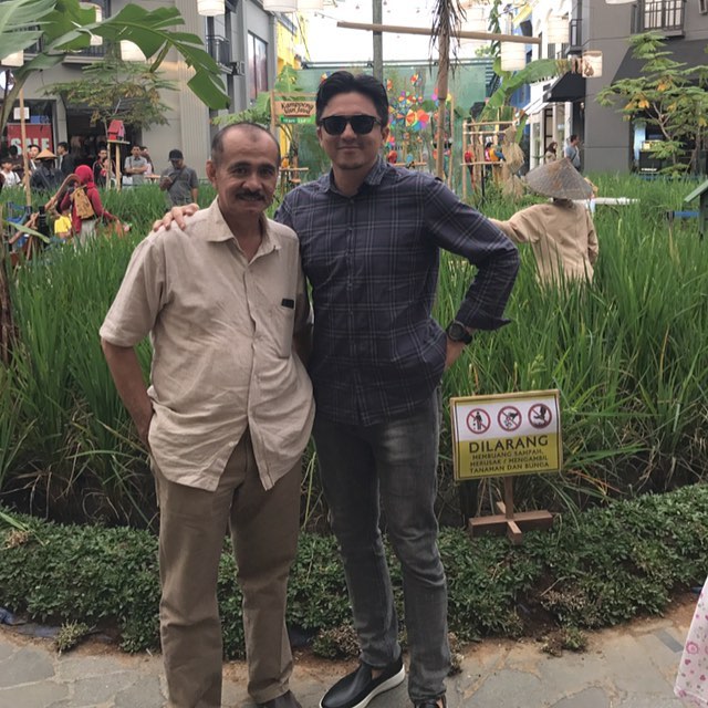 Emran bertemu dengan ayah Bella di Indonesia (Foto: Instagram/@iamkumbre)