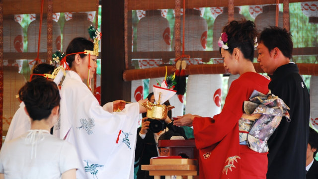 Tradisi minum sake di pernikahan (Foto: Flickr)