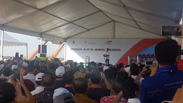 Jokowi meresmikan Jalan Tol Jombang-Mojokerto (Foto: Yudhistira Amran Saleh/kumparan)