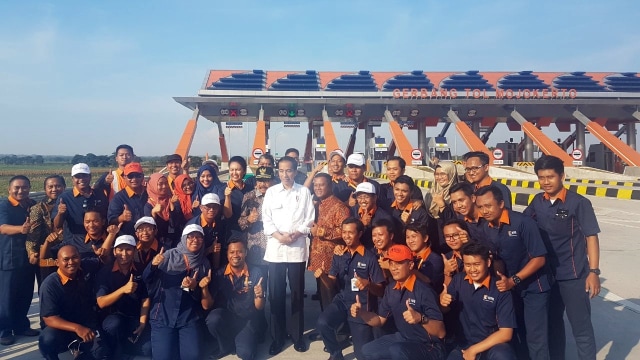 Jokowi meresmikan Jalan Tol Jombang-Mojokerto (Foto: Yudhistira Amran Saleh/kumparan)