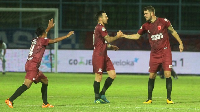 Gelandang PSM Makassar, Wiljan Pluim (kanan) merayakan gol bersama Marc Klok (tengah) Foto: ANTARA/Ari Bowo Sucipto