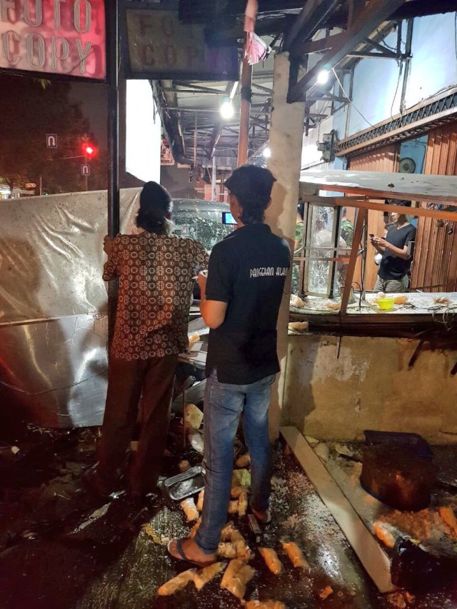 Mobil Xenia menabrak tukang nasi goreng dan bubur. (Foto: Dok. TMC Polda Metro Jaya)