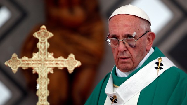 Mata Paus Fransiskus yang lebam. (Foto: Federico Rios/Reuters)