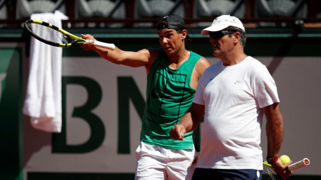 Rafael dan Toni Nadal di Prancis Terbuka. (Foto: Reuters/Benoit Tissier)