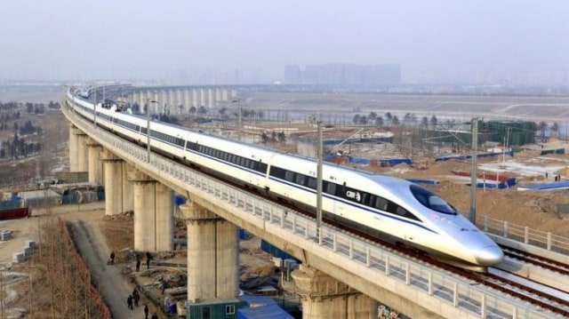 Kereta cepat dari Guangzhou melintas di Beijing (Foto: REUTERS/China Daily)