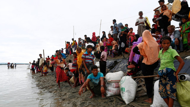 Rohingya Menuju Bangladesh (Foto: REUTERS/Danish Siddiqui)