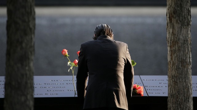 Warga AS mengheningkan cipta mengenang 9/11. (Foto: Associated Press)