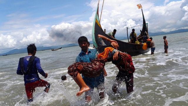 Pengungsi Rohingya melintasi Teluk Benggala (Foto: REUTERS/Danish Siddiqui)