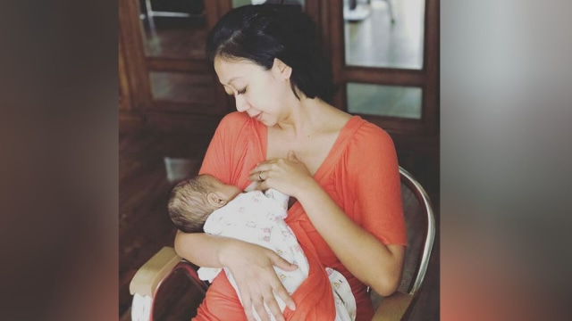 Asri Welas menyusui anaknya. (Foto: Instagram/@asri_welas)