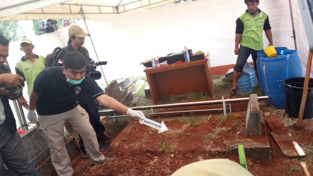 Autopsi jenazah Abi Qowi, korban pengeroyokan. (Foto: Diah Harni/kumparan)
