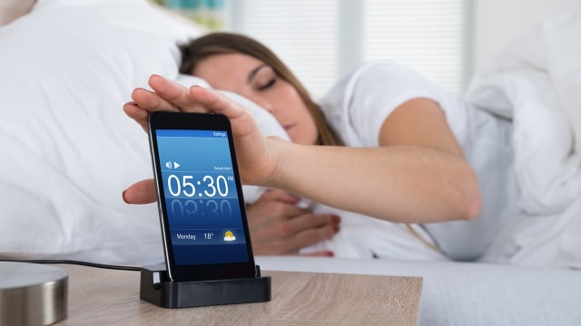Mematikan alarm di pagi hari. (Foto: Thinkstock)
