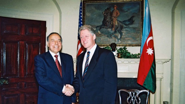Heydar Aliyev bersama Bill Clinton. (Foto: Dok. Keluarga Aliyev)