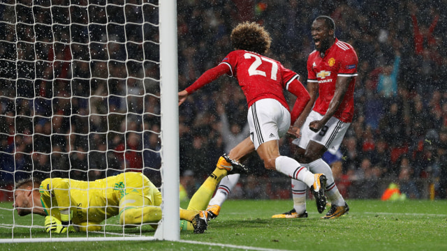 Fellaini cetak gol untuk United. (Foto: REUTERS/Darren Staples)