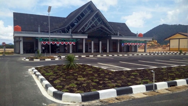 Bandara Letung di Kab. Kepulauan Anambas (Foto: Dok. Djoko Setijowarno)