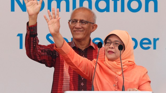 Halimah Yacob dan suaminya (Foto: REUTERS/Edgar Su)