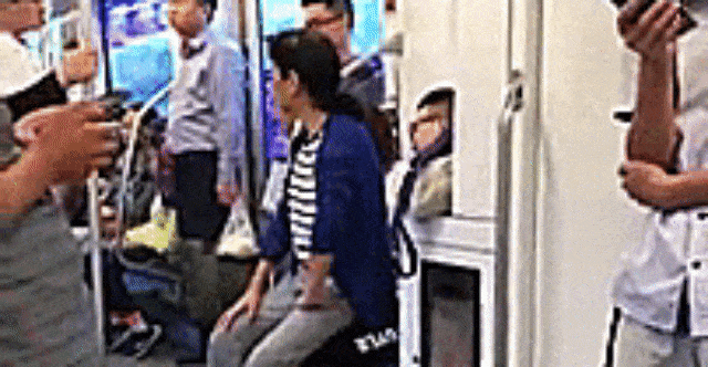 Ibu ini santai duduk di pangkuan penumpang pria. (Foto: Youtube)