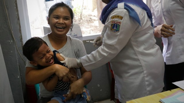 Imunisasi Measles Rubella di Rusun Bidara Cina (Foto: Fanny Kusumawardhani/kumparan)