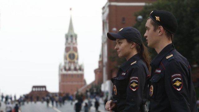 Petugas keamanan berjaga-jaga di sekitar Kremlin (Foto: REUTERS/Sergei Karpukhin)