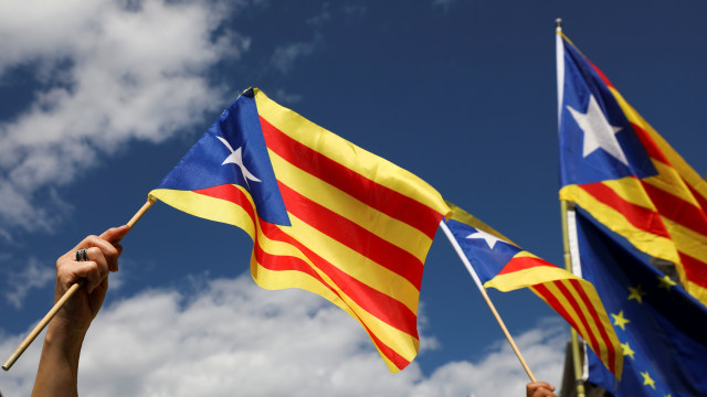 Massa Mengibarkan Bendera Catalan (Foto: REUTERS/Susana Vera)