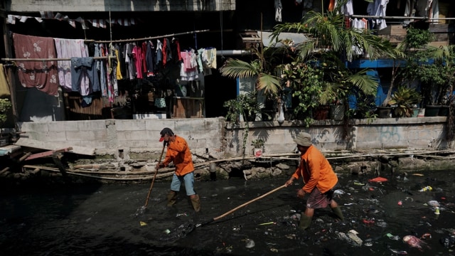 Petugas membersihkan sampah Kali Kerukut. (Foto: Aditia Noviansyah/kumparan)