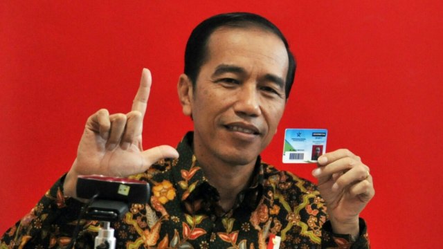 Jokowi dan kartu keanggotaan Perpusnas (Foto: Setkab.go.id)