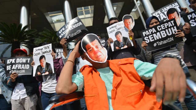 Aksi koalisi untuk menahan Setya Novanto di KPK (Foto: Antara/Wahyu Putro A)