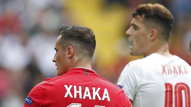 Xhaka dan Xhaka di dua tim berbeda. (Foto: Reuters/Carl Recine)