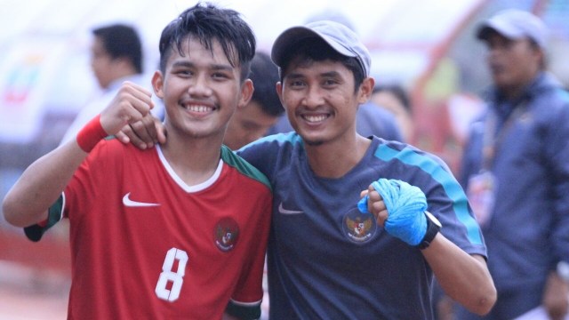 Budi (kanan) bangga menjadi kitman Timnas U-19. (Foto: Dok. Budi Handoko)