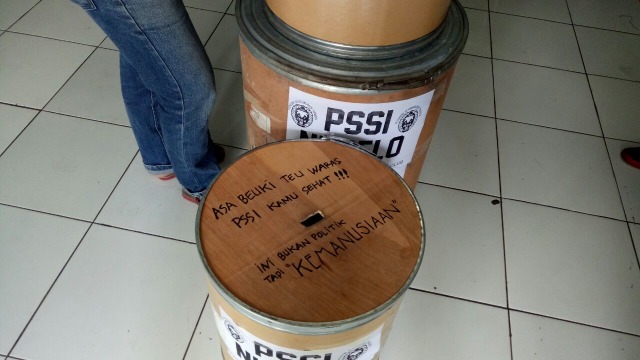 Kotak pengumpulan Aksi Koin untuk PSSI. (Foto: Tio Ridwan/kumparan)