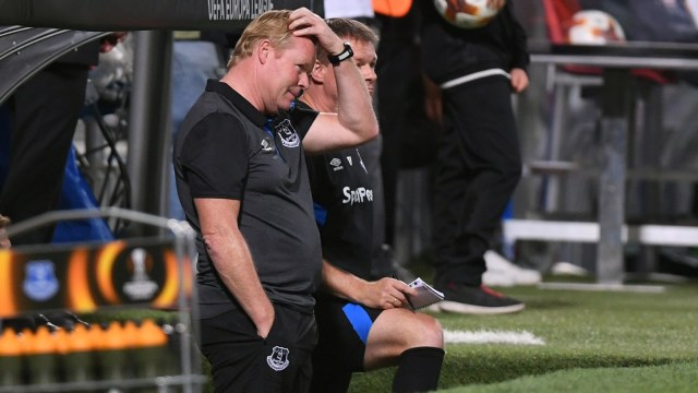 Koeman sedang pening tujuh keliling. (Foto: Reuters/Alberto Lingria)