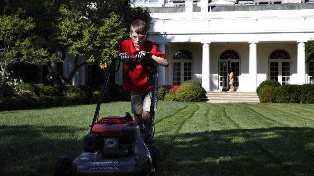 Frank Giaccio, memotong rumput Rose Garden. (Foto: Associated Press)