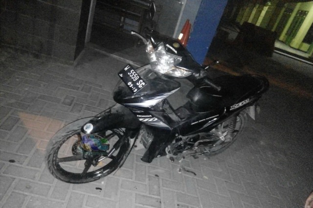 Kurang Hati Hati Saat Menyeberang Motor Ditabrak Mobil