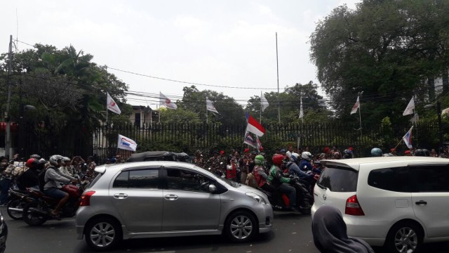 Laskar Merah Putih dan FPI datangi gedung LBH. (Foto: Fadjar Hadi/kumparan)