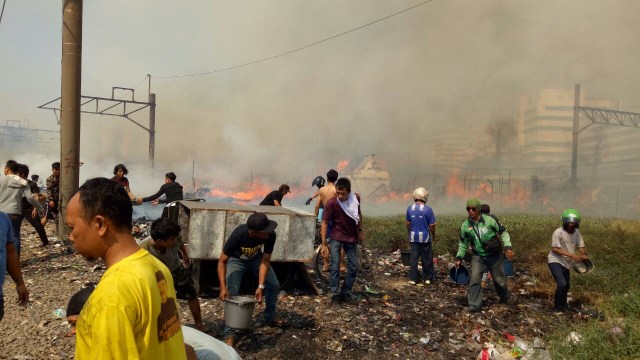 Gunakan air selokan warga coba padamkan api. (Foto: Adim Piero/kumparan)