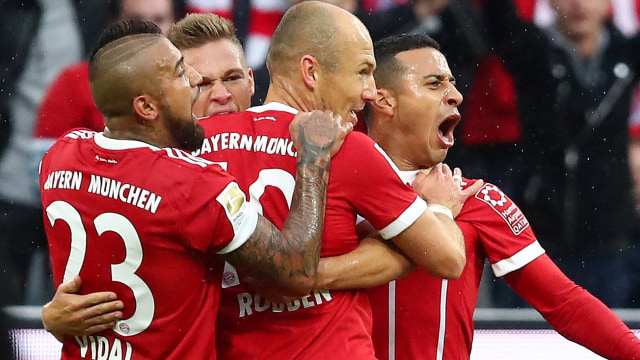 Para pemain Bayern merayakan gol. (Foto:  REUTERS/Michael Dalder)