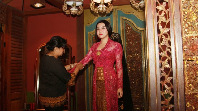Vicky Shu mencoba kebaya pernikahan. (Foto: Munady Widjaja/kumparan)