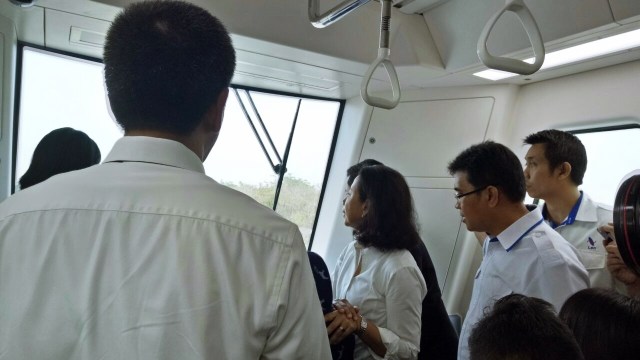 Rini Soemarno mencoba Skytrain (Foto: Ela Nurlaela/kumparan)