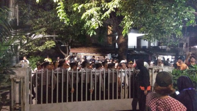 Massa mengepung gedung YLBHI (Foto: Dok. YLBHI)