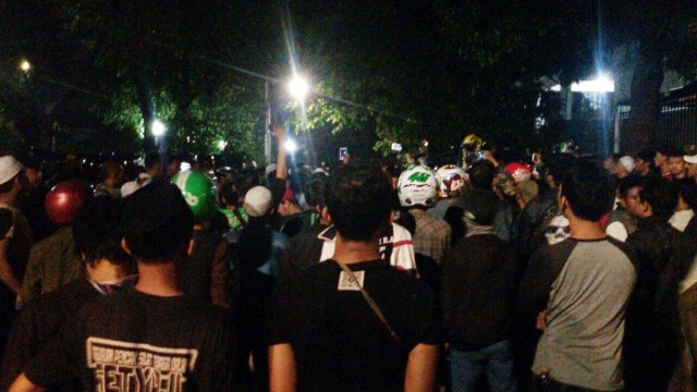 Massa masih berkumpul di sekitar Gedung LBH (Foto: Teuku Muhammad Valdy Arief/kumparan)