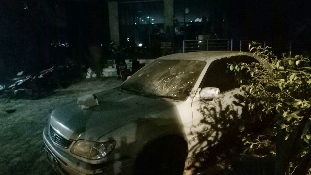 Mobil rusak karena ricuh massa di sekitar LBH (Foto: Ardhana Pragota/kumparan)
