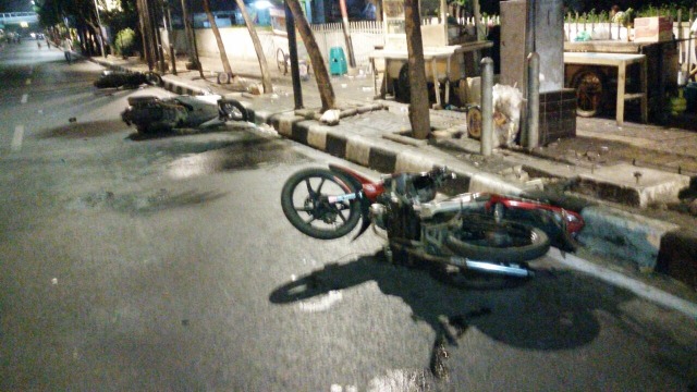 Sejumlah motor rusak akibat ricuh massa (Foto: Teuku Muhammad Valdy Arief/kumparan)