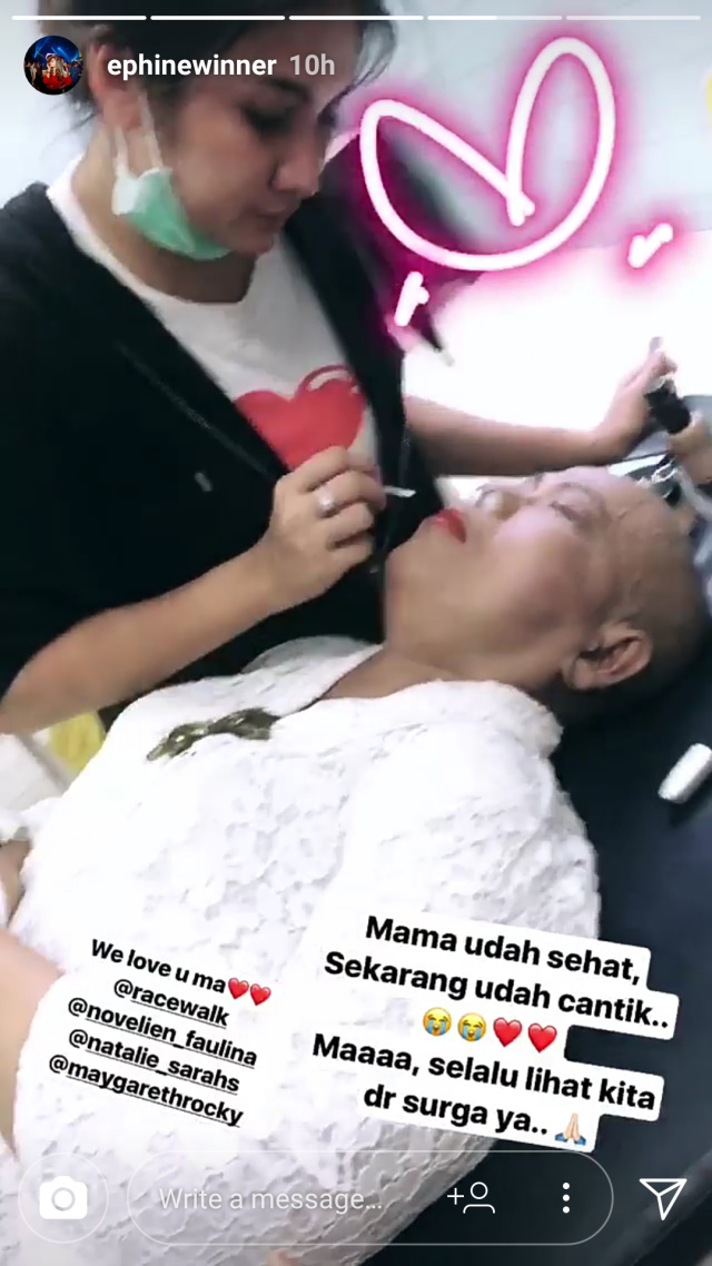 Natalie Sarah tengah mendandani jenazah ibunda (Foto: Instagram Story @ephinewinner)