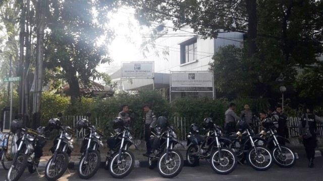 Polisi masih berjaga di sekitar kantor LBH (Foto: Fadjar Hadi/kumparan)