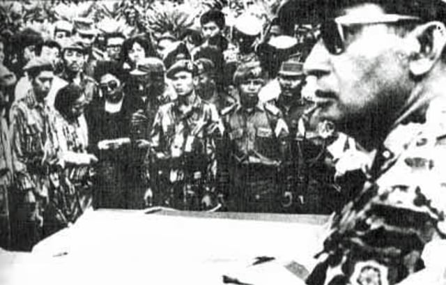 Soeharto di Lubang Buaya (Foto: tribunal1965.org)