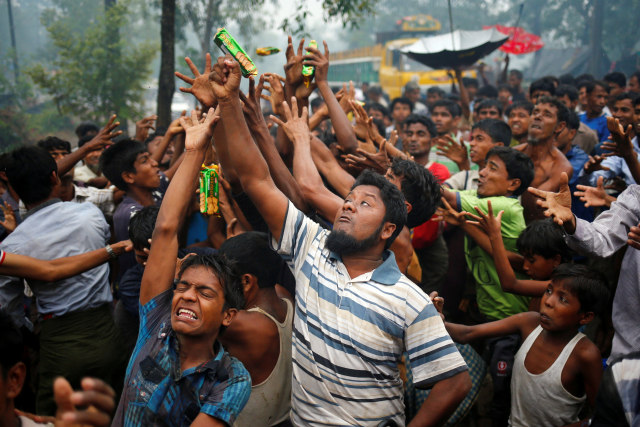 Pengungsi Rohingya berebut makanan. (Foto: REUTERS/Mohammad Ponir Hossain )